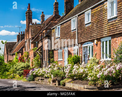 Una fila di belle case nel villaggio di Little Bedwyn nel Wiltshire. Foto Stock