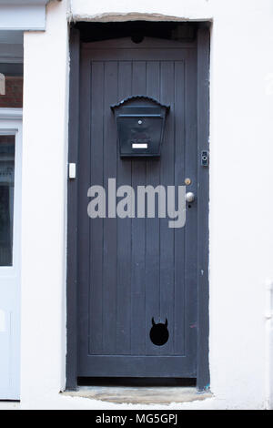 Un insolito cat lembo in una porta a una proprietà sulla ripida collina, Lincoln, Regno Unito. Molti turisti di passaggio questa porta senza rendersi conto di che cosa si tratta. Foto Stock