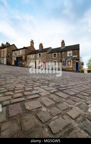 Alla vista di collina ripida in Lincoln. La strada che conduce alla Cattedrale di Lincoln sulla sommità della collina. Nota per i pellegrini in cammino verso la Cattedrale Foto Stock