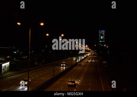 Automobili su una autostrada durante le ore notturne a Monaco di Baviera in Germania Foto Stock