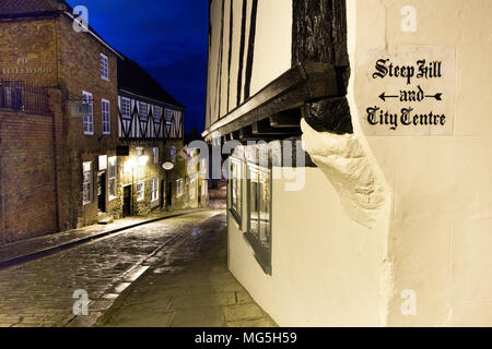 La vista giù per la collina ripida in Lincoln. La strada che conduce alla Cattedrale di Lincoln sulla sommità della collina. Nota per i pellegrini in cammino verso la Cattedrale Foto Stock