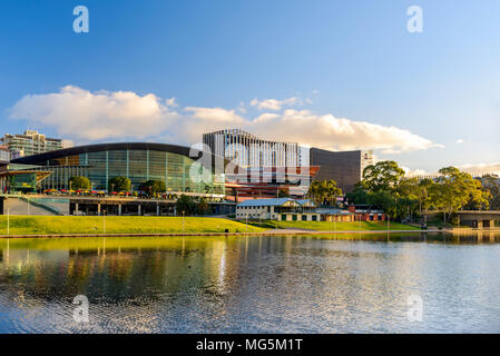 Adelaide, Australia - 27 agosto 2017: Adelaide Convention Center e il Riverbank nel centro città vista lungo fiume Torrens al tramonto Foto Stock