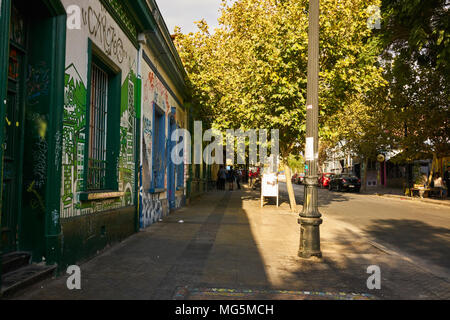 Sunny street a Valparaiso, Cile. Luce del sole di mattina brilla sul marciapiede e strada. Una diminuzione del punto di vista. Punto di fuga. Foto Stock