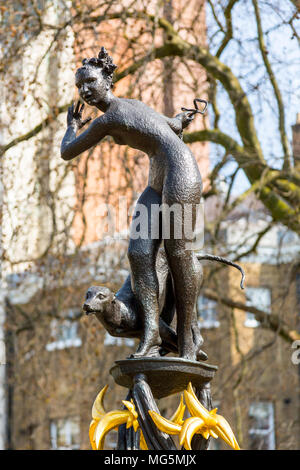 London, Regno Unito - 9 Aprile 2015: Accanto a Buckingham Palace è Green Park e la Fontana Diana Statua in primavera. Foto Stock