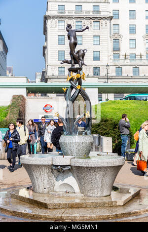 London, Regno Unito - 9 Aprile 2015: Accanto a Buckingham Palace è Green Park e la Fontana Diana Statua in primavera. Foto Stock