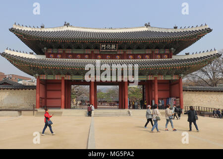 I due piani Gate Donhwamun è un impressionante entrata principale per il complesso del Palazzo di Changdeokgung a Seul, in Corea del Sud. Esso è stato costruito dalla dinastia Joseon Foto Stock