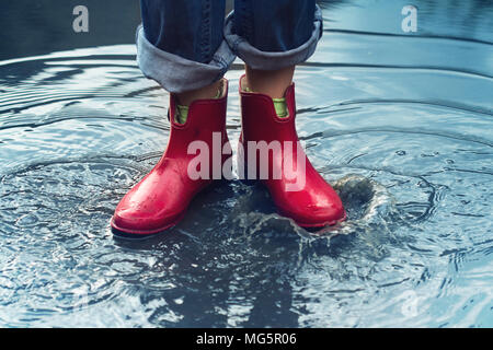 Gambe e piedi con gli stivali da pioggia donna di estensione del paese a  piedi Foto stock - Alamy