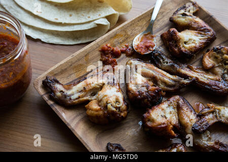 Un tipo di cibo, di una porzione di parafango sezioni di un pollo, fritte alette rivestite in salsa sono noti anche come ali di bufalo Foto Stock