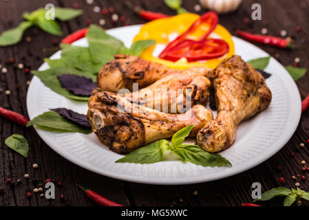 Pollo arrosto trimestre gambe su sfondo rustico Foto Stock