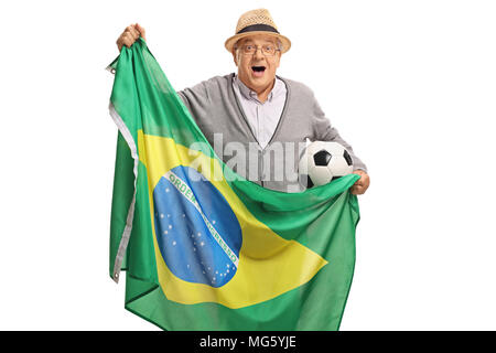 Emozionato anziani tifoso di calcio tenendo un calcio e una bandiera brasiliana isolati su sfondo bianco Foto Stock