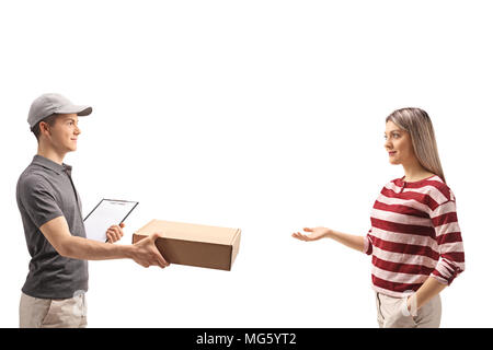 Consegna Teenage boy dando un pacchetto per una giovane donna isolato su sfondo bianco Foto Stock