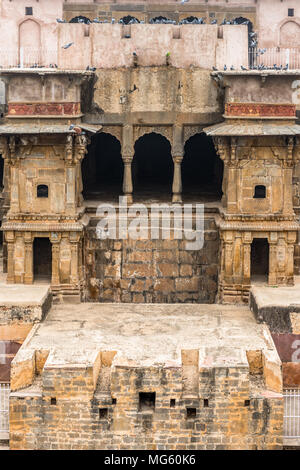 Chand Baori, un stepwell nel villaggio di Abhaneri vicino a Jaipur, stato del Rajasthan. Chand Baori fu costruito dal re Chanda della dinastia Nikumbha Foto Stock