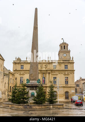 Obelisco sulla Place de la Republique in Arles, Francia Foto Stock