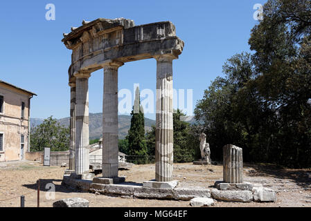 Il Tempio di Venere di Cnido con replica Afrodite statua, Villa Adriana. Tivoli. L'Italia. Il tempio è stato modellato sul Tempio greco di Knidos che Foto Stock