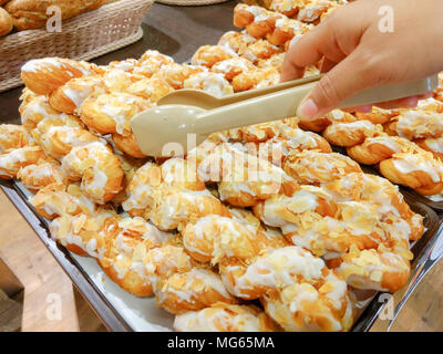 Freschi di forno pane di grano sul tavolo Foto Stock