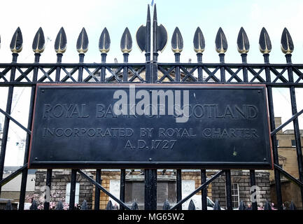 Il segno fuori dalla filiale Royal Bank of Scotland a St Andrew Square, Edimburgo, come RBS ha riferito un aumento del 206% nel primo trimestre di profitto a £792 milioni, come la banca di proprietà dei contribuenti continua sulla sua strada per la ripresa. Foto Stock