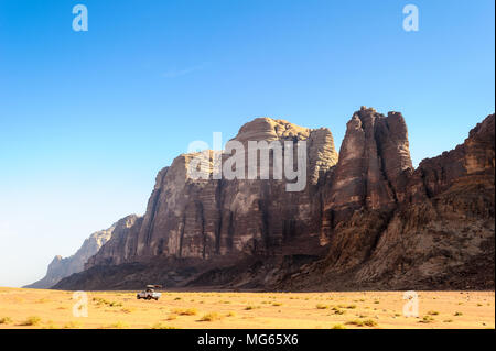 Sette Pilastri della saggezza, Wadi Rum, la Valle della Luna, una valle tagliata in pietra arenaria e roccia di granito in Giordania Meridionale. Foto Stock