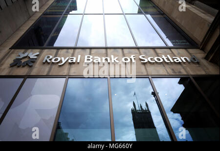 Una vista generale della Royal Bank of Scotland ramo su Princes Street, Edinburgh, come RBS ha riportato un 206% di aumento nel primo trimestre con un utile per &pound;792 milioni il contribuente-proprietà banca continua sulla sua strada del recupero. Foto Stock