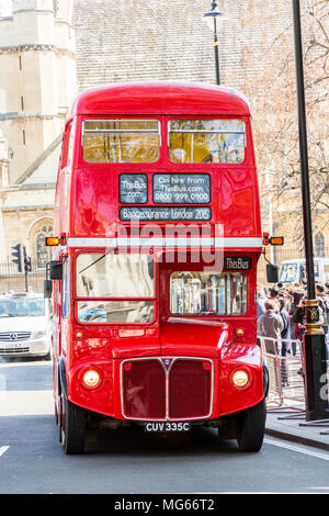 London, Regno Unito - 23 Aprile 2015: un motore fire bus rosso a due piani in una trafficata strada di Londra. Foto Stock