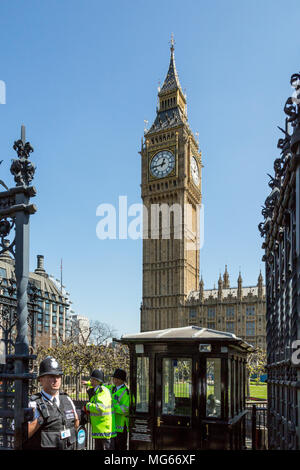 London, Regno Unito - 23 Aprile 2015: un accesso sorvegliato per il Palazzo di Westminster con la torre di Elisabeth alloggiamento Big Ben torreggianti sopra. Foto Stock