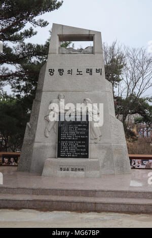 Monumento di granito presso il Resort Imjingak a Paju sulla DMZ che raffigura le speranze per l unificazione della Corea del Nord e la Corea del Sud; scritta nera, coperto. Foto Stock