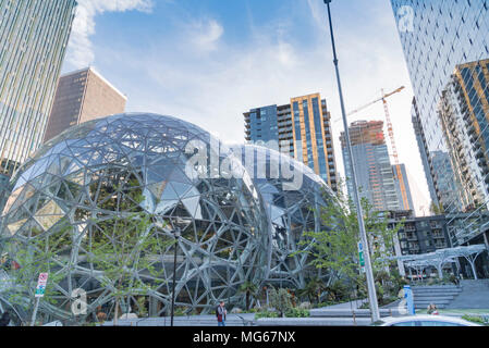 La società Amazon world headquarters sfere terrarium case verdi situato nel downtown di Seattle su una molla pomeriggio circa aprile 2018 condos. Foto Stock