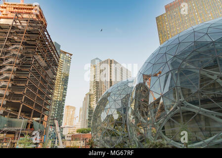 La società Amazon world headquarters sfere terrarium case verdi situato nel downtown di Seattle su una molla pomeriggio circa aprile 2018 costruzione. Foto Stock