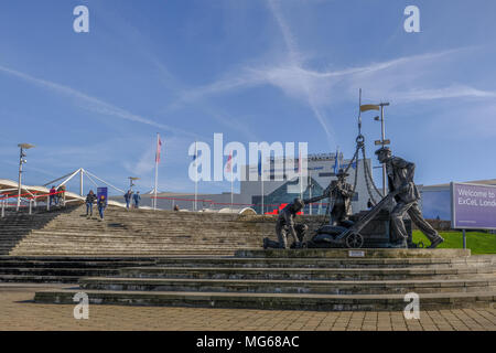 ROYAL DOCK, Londra, Regno Unito - 16 febbraio 2018: sbarcati scultura di Les Johnson della Londra dei portuali, situati sui gradini del centro esposizioni Excel Foto Stock