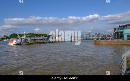 GREENWICH, LONDON, Regno Unito - agosto 10th, 2017: Greenwich Pier con Imbarcazioni da fiume e persone. Foto Stock