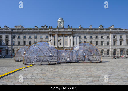 La Somerset House, London, Regno Unito - 22 Aprile 2018: inquinamento Pinksy Pod presentano al centro della piazza all'interno di Somerset House. Foto Stock