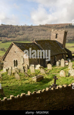 La chiesa di St Martin in Cwmyoy, Galles, che funzioni in modo univoco una torre pendente e pareti che non sono quadrati. Foto Stock