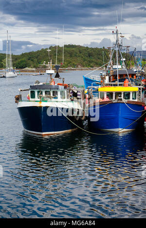 Barche ormeggiate in porto a Tarbert. Tarbet, una piccola cittadina di pescatori e dal terminal dei traghetti di Argyll and Bute, Scozia, Regno Unito, Foto Stock