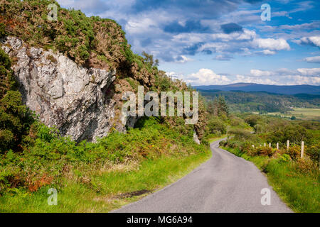 Paesaggio estivo con avvolgimento una corsia stradale del paese attraversando scenic Highlands scozzesi Foto Stock