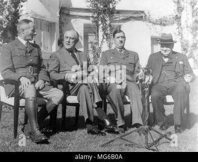 Leader francese Henri Giraud (sinistra) e Charles de Gaulle sedersi dopo stringono le mani in presenza di Franklin D. Roosevelt e Winston Churchill (Conferenza di Casablanca, 14 gennaio 1943) Foto Stock