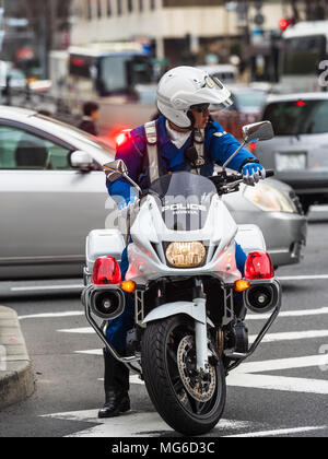 Il motociclista della polizia di Tokyo attende un incrocio a Tokyo. Ufficiale di polizia giapponese del motociclo. Foto Stock