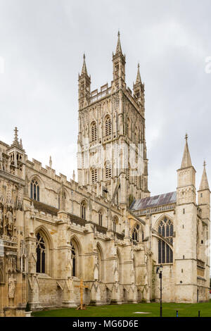 Gloucester, Regno Unito - 28 Marzo 2015: su un Nuvoloso Giorno in primavera si trova la cattedrale di Gloucester nel West Country, in Inghilterra. Foto Stock