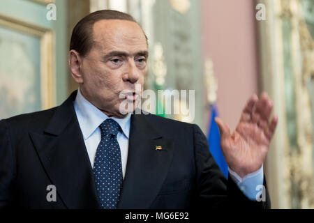 Silvio Berlusconi, leader di Forza Italia Party, dopo la conferenza stampa al Senato della Repubblica Italiana. Roma, Italia, 15 aprile 2018. Foto Stock