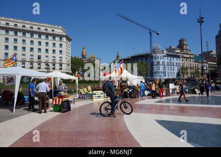 Bancarelle per pro-indipendenza e libertà per i prigionieri politici in Plaza de Cataluña, Barcellona Foto Stock