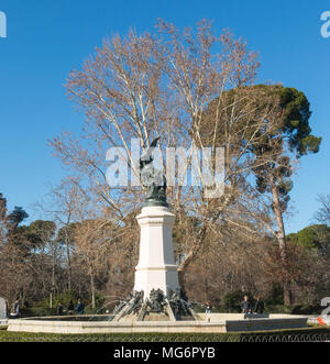 Madrid, Spagna - 27 Gennaio 2018: Fontana di Fallen Angel (Fuente del Angel Caido, da Ricardo Bellver, 1877) - evidenziare del Buen Retiro Park. Buen Re Foto Stock