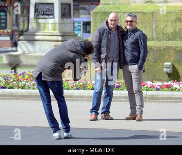 Glasgow, Scotland, Regno Unito il 27 aprile. Regno Unito: Meteo giovane aiuta fuori con selfie scattare foto fotografia o snap come sole arriva alla città come la gente del posto e turisti godere il caldo in George Square nel cuore della città. Gerard Ferry/Alamy news Foto Stock