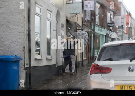 Stockton Heath village. Xvii Apr, 2018. Regno Unito Meteo: Stockton Heath nel Cheshire, Inghilterra, ha ricevuto un rovescio di pioggia nel pomeriggio di oggi, 27 aprile 2018 ed è stata acquisita attraverso la coperta di acqua windows di un credito auto: John Hopkins/Alamy Live News Foto Stock