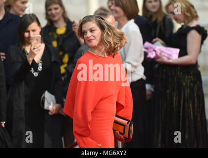 27 aprile 2018, Germania Berlino : Attrice Marie Baeumer arrivando alla sessantottesima cerimonia di premiazione del film tedesco premio "Lola". Foto: Arne Bänsch/dpa Foto Stock