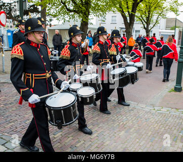 Hellevoetsluis, Olanda. 27-Aprile-2018. Banda musicale in sfilata durante la kingsday in Olanda, su Kingsday la giornata inizia con la musica e un aubade per il Re Credit: Chris willemsen/Alamy Live News Foto Stock