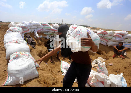 (180427) -- GAZA, 27 aprile 2018 (Xinhua) -- dimostranti palestinesi costruire barricate per proteggere loro stessi a est di Bureij rifugiato nel centro della Striscia di Gaza, il 27 aprile 2018.(Xinhua/Yasser Qudih) (DTF) Foto Stock