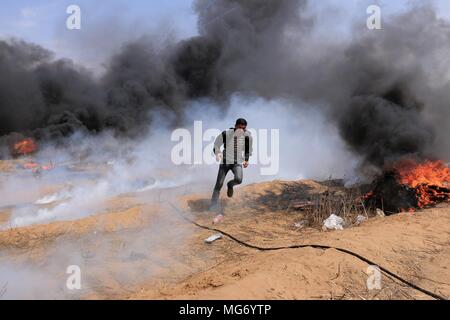 Aprile 27, 2018 - Khan Younis, Striscia di Gaza, Territori palestinesi - palestinesi manifestanti si scontrano con forze di sicurezza israeliane in tende protesta rivendicano il diritto di tornare in patria, al confine Israel-Gaza, in Khan Younis nel sud della striscia di Gaza il 27 aprile 2018 (credito Immagine: © Sanad Latefa/APA immagini via ZUMA filo) Foto Stock