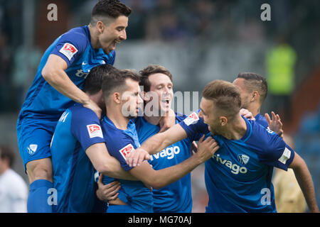 27 aprile 2018, Germania, Bochum: Calcio, Seconda Bundesliga, VfL Bochum vs. Erzgebirge Aue presso la Ruhr Stadio. Bochum il Robbie Kruse (C) celebra il suo obiettivo che ha reso 1:0. Foto: Bernd Thissen/dpa - AVVISO IMPORTANTE: a causa della Lega calcio tedesca·s (DFL) accrediti regolamenti, la pubblicazione e la ridistribuzione online e nei contenuti multimediali in linea è limitata durante la partita a quindici immagini per partita Foto Stock