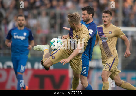 27 aprile 2018, Germania, Bochum: Calcio, Seconda Bundesliga, VfL Bochum vs. Erzgebirge Aue presso la Ruhr Stadio. Bochum Tim Hoogland (R) e dell'AUE Pascal Koepke cercando di vincere la sfera. Foto: Bernd Thissen/dpa - AVVISO IMPORTANTE: a causa della Lega calcio tedesca·s (DFL) accrediti regolamenti, la pubblicazione e la ridistribuzione online e nei contenuti multimediali in linea è limitata durante la partita a quindici immagini per partita Foto Stock