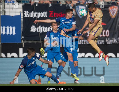 27 aprile 2018, Germania, Bochum: Calcio, Seconda Bundesliga, VfL Bochum vs. Erzgebirge Aue presso la Ruhr Stadio. Bochum Anthony Losilla e Aue's Malcolm Cacutalua andando alla testata la palla. Foto: Bernd Thissen/dpa - AVVISO IMPORTANTE: a causa della Lega calcio tedesca·s (DFL) accrediti regolamenti, la pubblicazione e la ridistribuzione online e nei contenuti multimediali in linea è limitata durante la partita a quindici immagini per partita Foto Stock