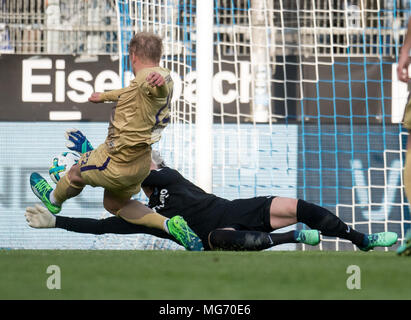 27 aprile 2018, Germania, Bochum: Calcio, Seconda Bundesliga, VfL Bochum vs. Erzgebirge Aue presso la Ruhr Stadio. Bochum il portiere Manuel Riemann e Aue's Soeren Bertram cercando di raggiungere la palla. Foto: Bernd Thissen/dpa - AVVISO IMPORTANTE: a causa della Lega calcio tedesca·s (DFL) accrediti regolamenti, la pubblicazione e la ridistribuzione online e nei contenuti multimediali in linea è limitata durante la partita a quindici immagini per partita Foto Stock