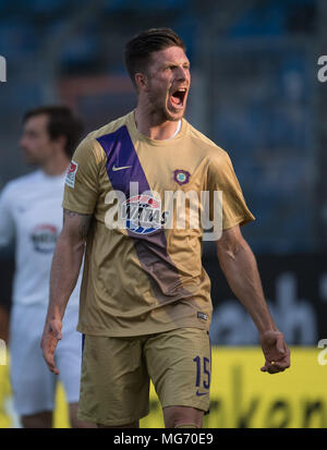 27 aprile 2018, Germania, Bochum: Calcio, Seconda Bundesliga, VfL Bochum vs. Erzgebirge Aue presso la Ruhr Stadio. Aue Dennis Kempe protestando dopo una decisione dell'arbitro. Foto: Bernd Thissen/dpa - AVVISO IMPORTANTE: a causa della Lega calcio tedesca·s (DFL) accrediti regolamenti, la pubblicazione e la ridistribuzione online e nei contenuti multimediali in linea è limitata durante la partita a quindici immagini per partita Foto Stock